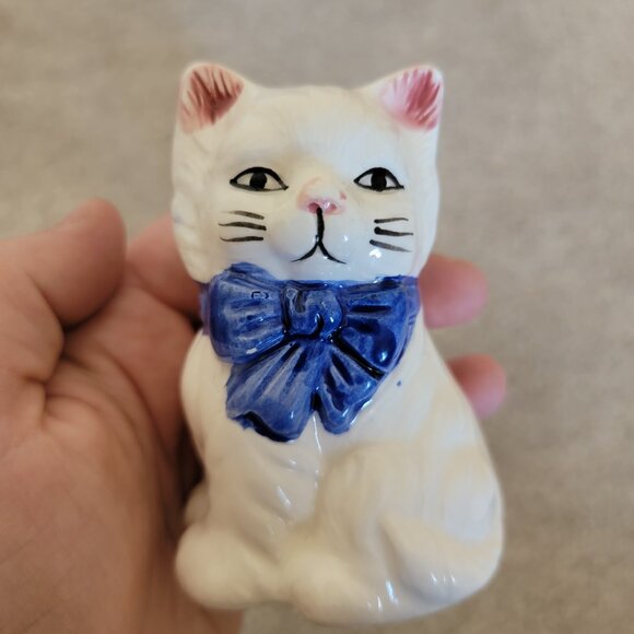 Adorable Vintage Blue and White Salt and Pepper Shaker Set - Picture 5 of 5